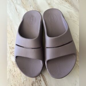 Women’s Oofos Ooahh Recovery Slides in Lavender Size 7